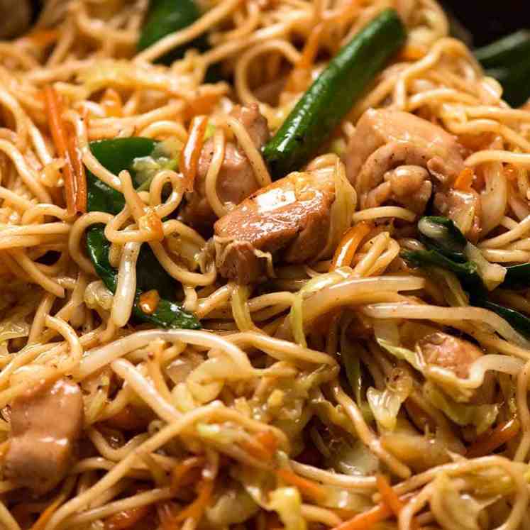 Close up photo of Chow Mein Noodles with chicken and vegetables