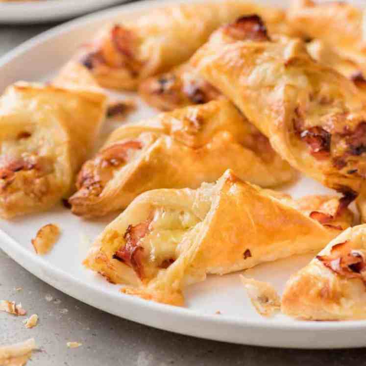 Ham Cheese Puff Pastry Parcels - great little party food that only require 5 ingredients: puff pastry, mustard, ham, cheese and egg!