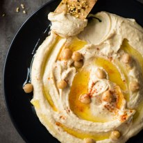 Hummus served with pita crisps